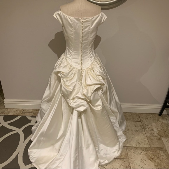 Vintage Off-Shoulder Cream Wedding Dress - Picture 5 of 5